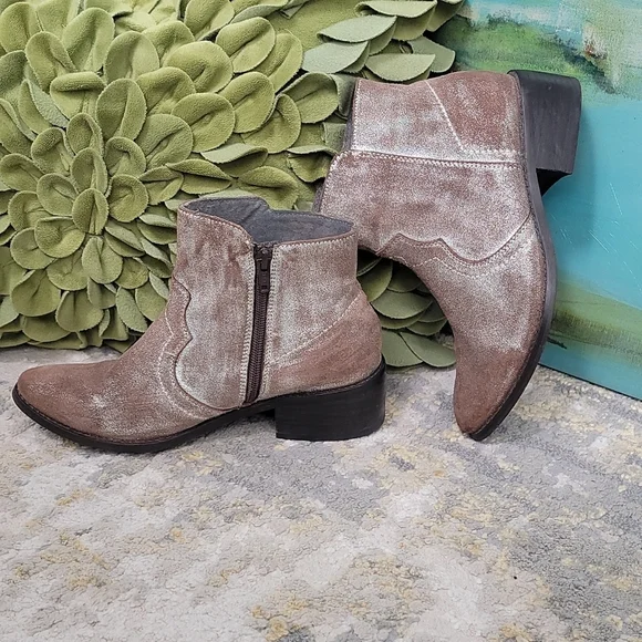 Seychelles Ankle Boots - Suede & Silver Metallic Chelsea Style Western - Picture 8 of 14